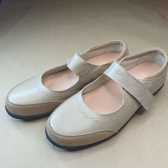 Women’s Propet "Golda" Mary Jane Flats Shoes tan WCAO13L Size 11B. Hook and loop - Picture 1 of 10